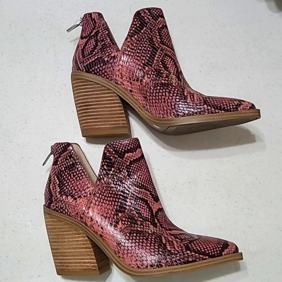 Vince Camuto Gigietta pink snakeskin booties size 7 - Picture 3 of 10